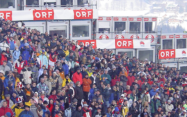 2002, Zuschauer beim Slalom. Dahinter sieht man die Kommentatorenkabinen. Foto: © copyright!