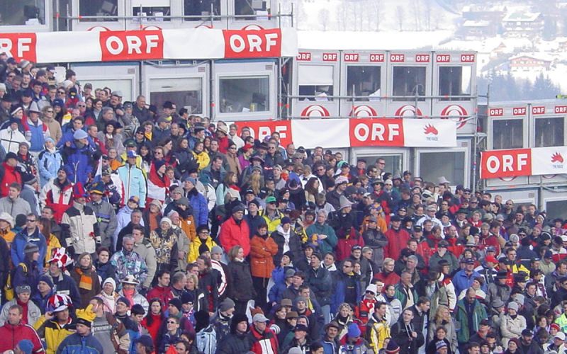 2002, Zuschauer beim Slalom. Dahinter sieht man die Kommentatorenkabinen. Foto: © copyright!