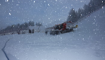 Nach einer ausreichenden Schneeauflage beginnen die Maschinenfahrer mit ihrer Arbeit. Foto: © KSC/HKR