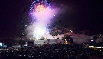Stimmungsvolle Siegerehrung mit Feuerwerk - Gross eröffnet den Slalom