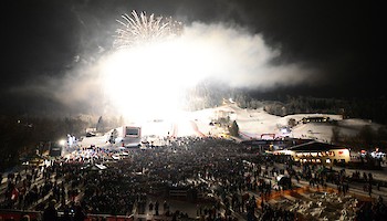 Fabulous atmosphere at the prize-giving ceremony with firework display - Gross opens the Slalom