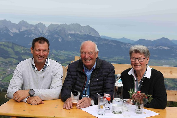 Today, the annual FIS inspection took place at the Hahnenkamm. FIS representatives, Markus Waldner (FIS Chief Race Director), Hannes Trinkl and Emmanuel Couder (both FIS Race Directors) got together with HKR OC Chief Michael Huber, Chief of Race, Mario We