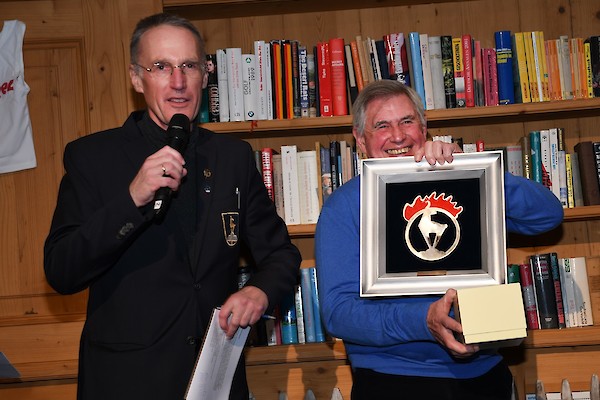 Patrick Russel freute sich über die Auszeichnung "Hahnenkamm Legend of the year 2020", links: HKR OK Chef Michael Huber