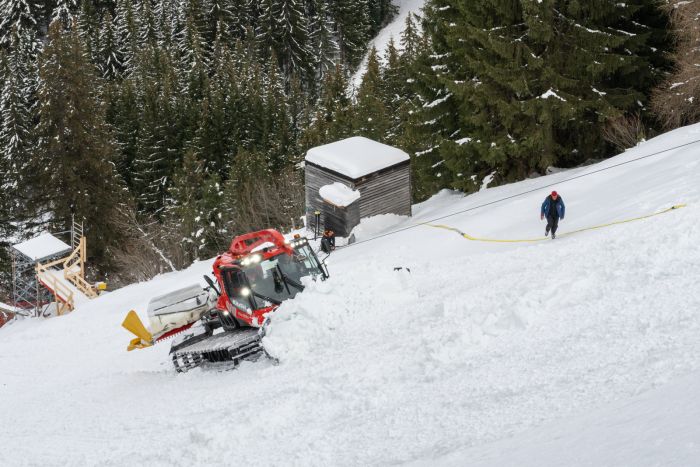 Snow spreading on the Streif