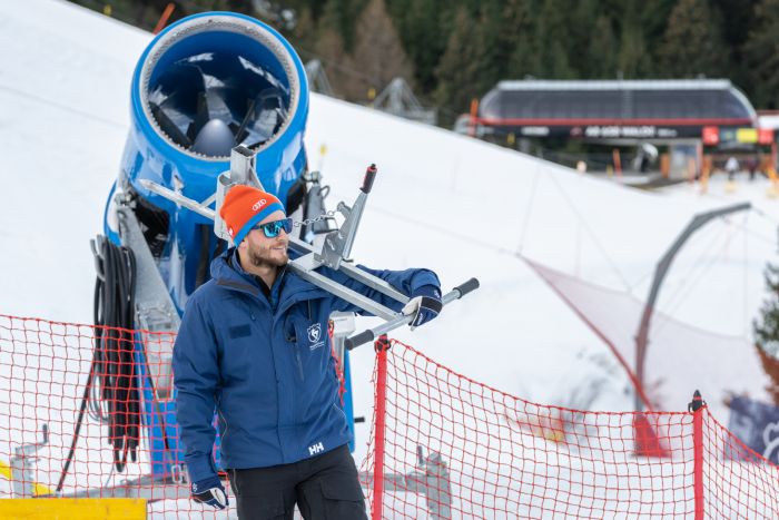 Slope sculpting with a 13-tonne groomer