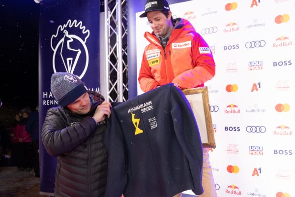 Jubilant crowds and an exclusive jacket for Beat Feuz
