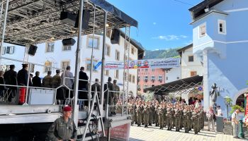 MILITARY CORONATION IN KITZBÜHEL - DIGNIFIED CEREMONY IN THE CENTER OF TOWN