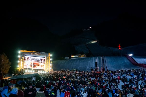 DJ Medun legt im Ziel der Streif auf