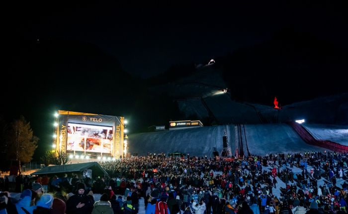 DJ Medun legt im Ziel der Streif auf