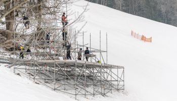 Reges Treiben entlang der (fast) rennfertigen Streif