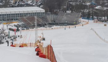 Reges Treiben entlang der (fast) rennfertigen Streif