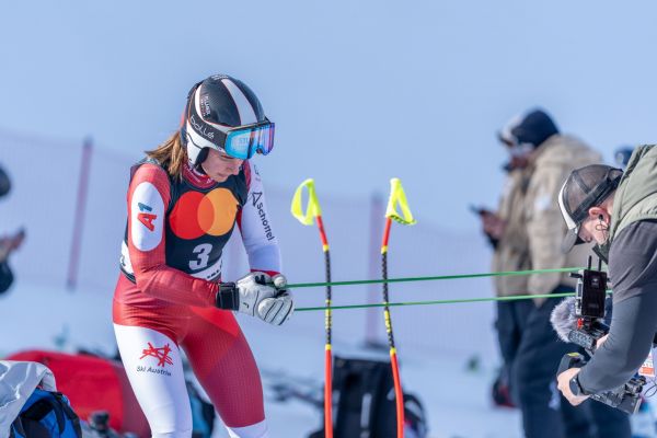 Magdalena Egger takes her first EC-victory on the Streif