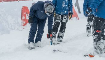 FIS-Schneekontrolle während Wintereinbruch