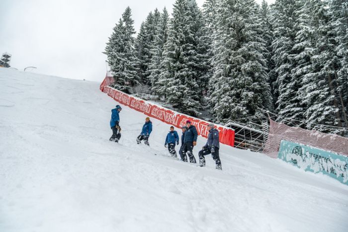 FIS-Schneekontrolle während Wintereinbruch