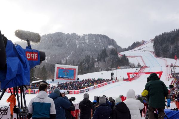 Dokus, Talks, Sport: Kitzbühel im ORF und bei Servus TV