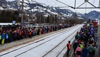 Mit dem ÖBB-Hahnenkammexpress direkt ins Ziel