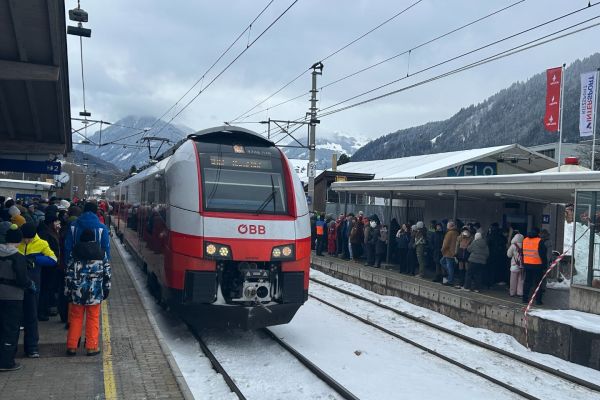 Mit dem ÖBB-Hahnenkammexpress direkt ins Ziel