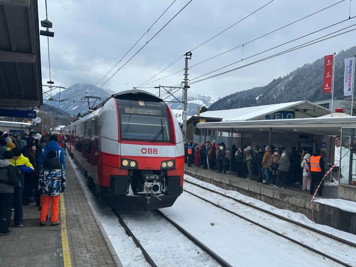 Mit dem ÖBB-Hahnenkammexpress direkt ins Ziel