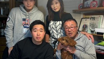 Shiro mit Mutter Masako, dem älteren Bruder Taro, Papa Hiroyuki und Hund Momo