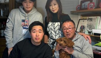 Shiro mit Mutter Masako, dem älteren Bruder Taro, Papa Hiroyuki und Hund Momo